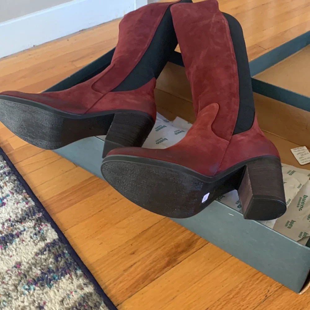 Bueno Red Tulip Walt Boots in Nubuck Suede with Black Elastic - Picture 2 of 6